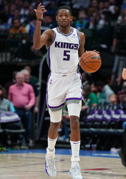  国王福克斯抢断绝杀马刺,波波维奇怒斥裁判漏判  